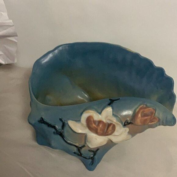 ROSEVILLE BLUE CERAMIC FLOWER ART CONCH SHELL SHAPED DECORATIVE FLOWER V… - Picture 1 of 6